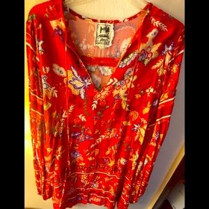 Boho style tunic top with great features and colors. Size L